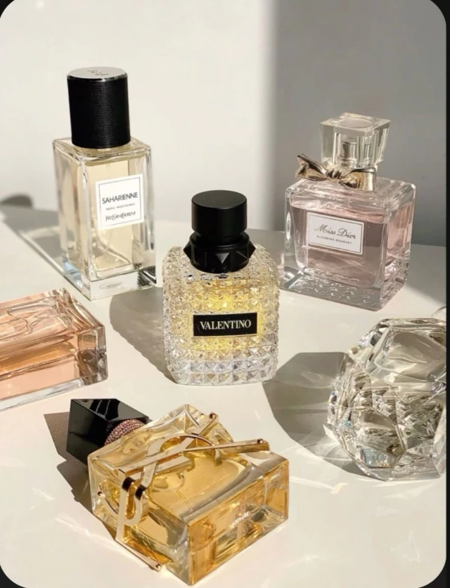 Perfumes importados de grifes sobre mesa clara